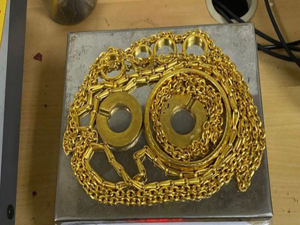 Crude gold chain, kada and ring seized by Mumbai Customs (Photo/@mumbaicus3)