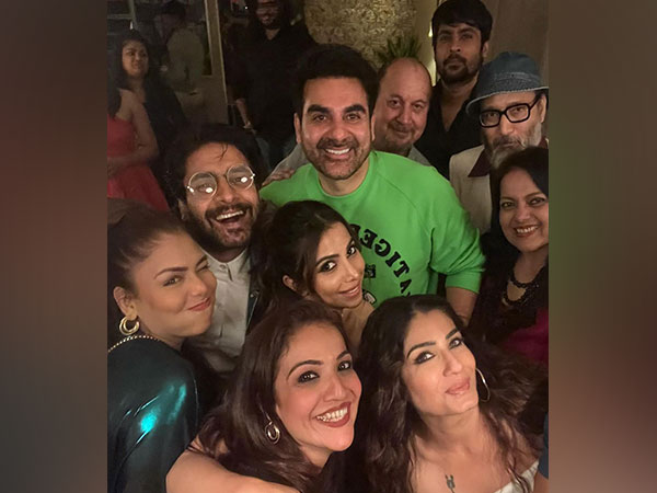 Raveena Tandon with Arbaaz Khan, Sshura Khan, and others (Image source: Instagram/officialraveenatandon)