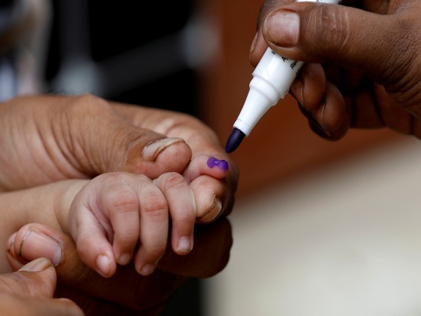 A boy gets his finger marked during an anti-polio campaign in Karachi (Photo/Reuters)