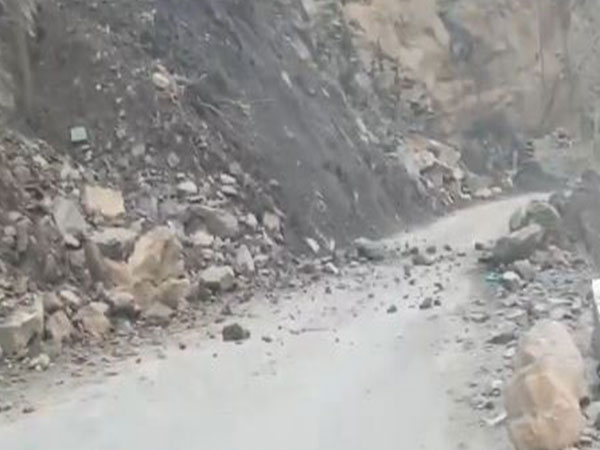 Jammu-Srinagar National Highway blocked for traffic after landslide at Gangroo (Photo/X/@Traffic_hqrs)