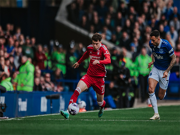 Neco Williams and Dwight McNeil in action (Photo: Nottingham Forest/X)