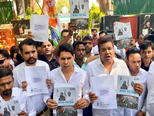 Youth Congress leaders stage protest in Delhi (Photo/X@IYC)