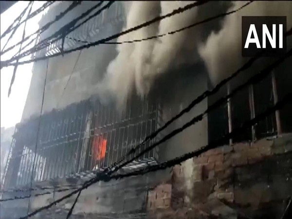 Massive fire breaks out at multi-storey building in North Howrah (image/ANI)