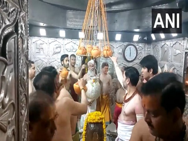 Earthen pots being tied in the sanctum sanctorum in Mahakal temple (Photo/ANI)