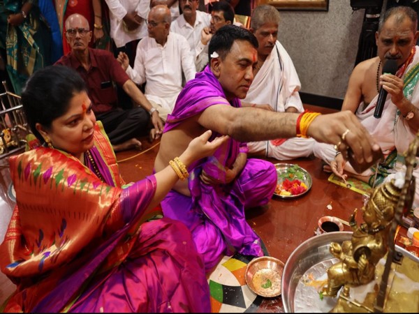 Goa CM Pramod Sawant offering prayers at Mahalaxmi Prasanna Temple on his birthday (Photo\X: @DrPramodPSawant)