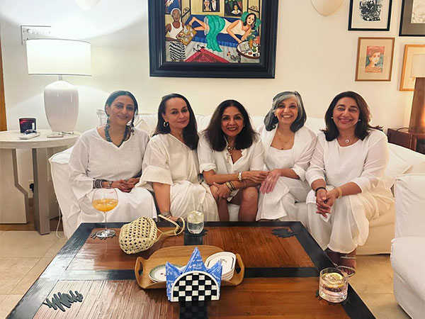 Soni Razdan posing with Neena Gupta and others (image source: Instagram/sonirazdan)