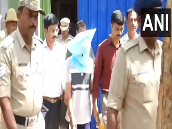 Accused is being taken to Hubballi from Dharwad (Photo/ANI)
