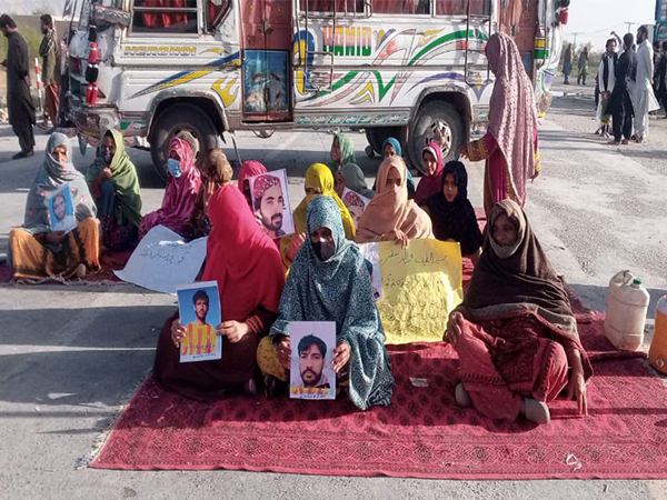 Baloch people block Quetta Karachi highway in Pakistan (PhotoX/@BalochYakjehtiC)