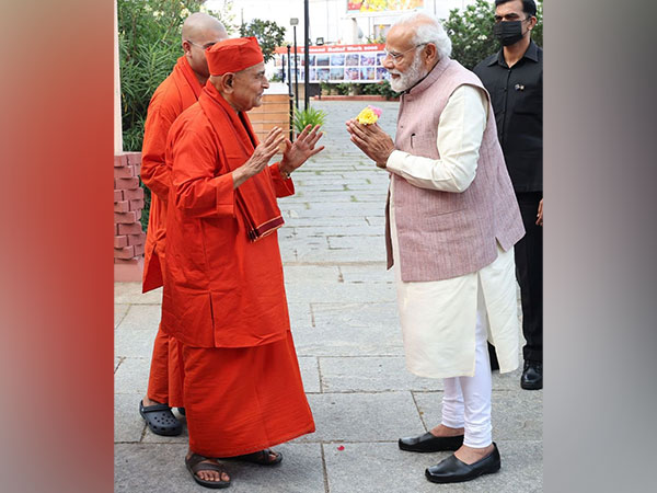 PM Modi with Swami Gautamanandaji Maharaj (Pic credit/ @narendramodi)