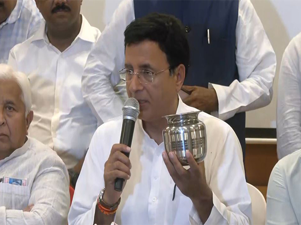 Congress leader Randeep Surjewala in Karnataka (Photo/ANI)