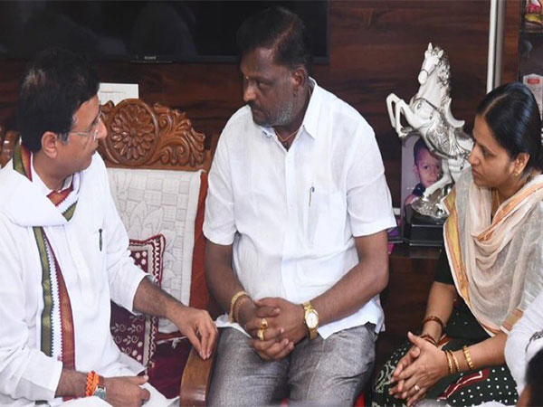 Randeep Surjewala with victim's parents. (Photo/Randeep Surjewala---X)