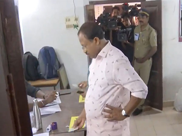 Union Minister V Muraleedharan casts vote in Thiruvananthapuram (Photo/ANI)