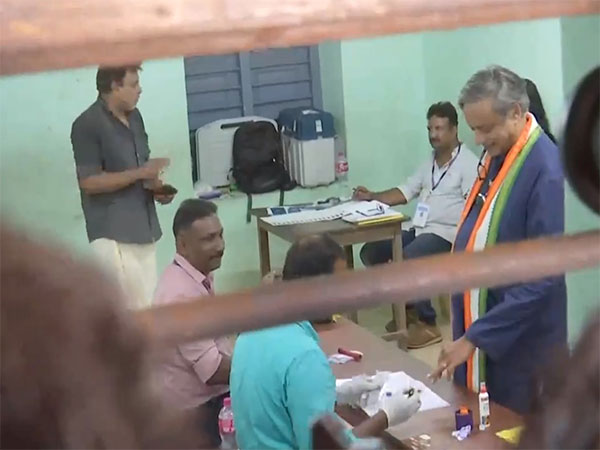 Congress candidate from Thiruvananthapuram, Shashi Tharoor casts his vote (Photo/ANI)