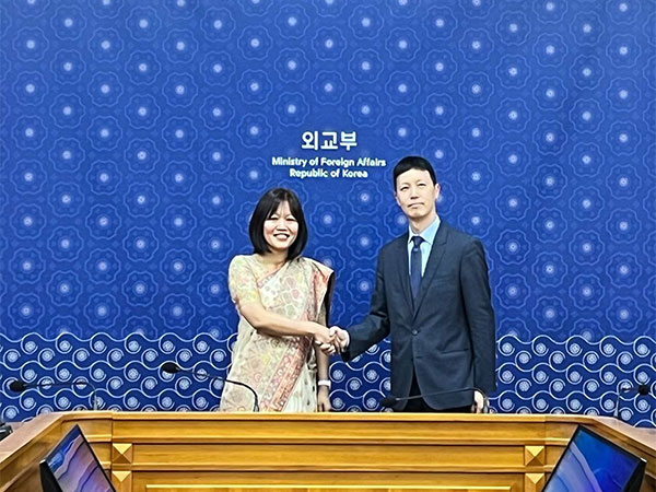 Youn Jong-kwon of South Korea (L), with Muanpuii Saiawi of India (Photo credit South Korea foreign ministry)