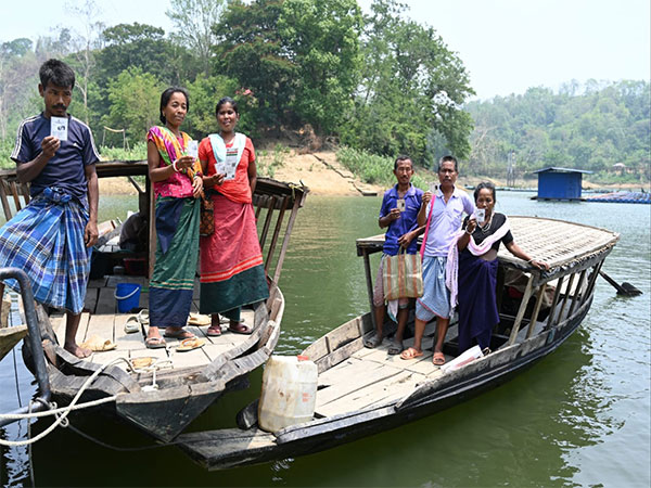 People from Dhalai district, Tripura use boats to exercise their right to vote (Photo/@ECISVEEP)