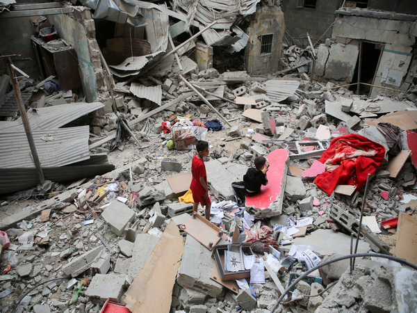 Palestinian children inspect the site of an Israeli strike on a house, in Rafah (Photo/Reuters)