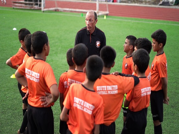 Terry Phelan with kids at South United Football Club (Image: SUFC)
