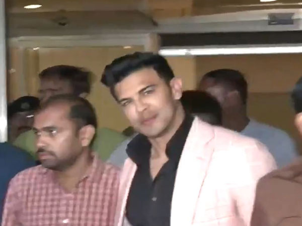 Actor Sahil Khan being escorted by Mumbai police (Photo/ANI)