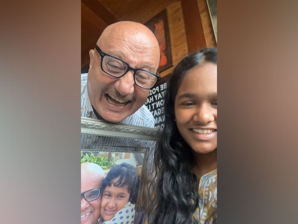 Anupam Kher with Vanshika Kaushik (image source: Instagram/vanshika_kaesthetics)