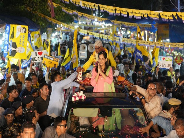 Sunita Kejriwal, the wife of Delhi Chief Minister Arvind Kejriwal (Photo/Twitter: @AamAadmiParty)