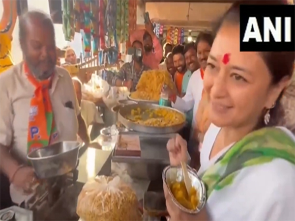Priyadarshini Raje Scindia tasting street food (Photo/ANI)