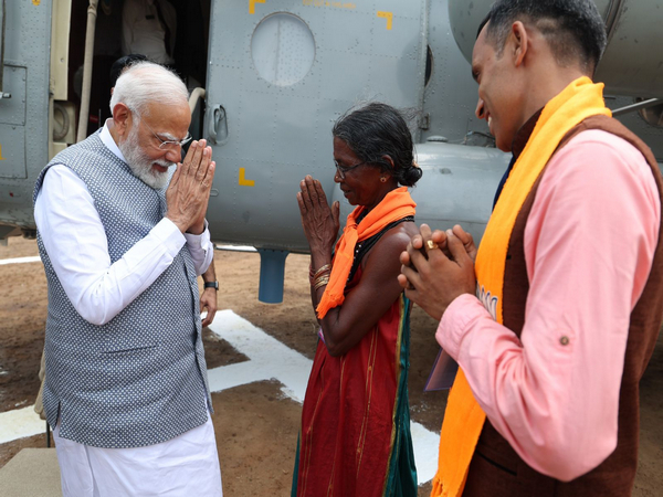 Prime Minister Narendra Modi meets Mohini Gowda, a fruit seller. (Photo/ANI)