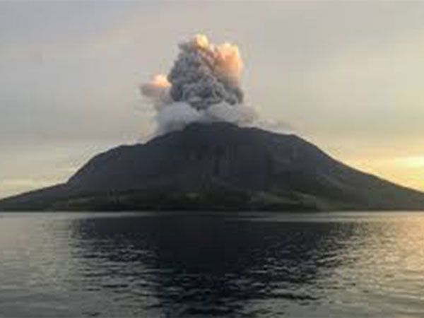 Indonesia's Ruang volcano erupts, raising alerts (Photo/Reuters)