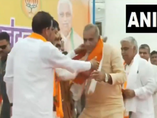 Ramniwas Rawat taking membership of BJP (Photo/ANI)