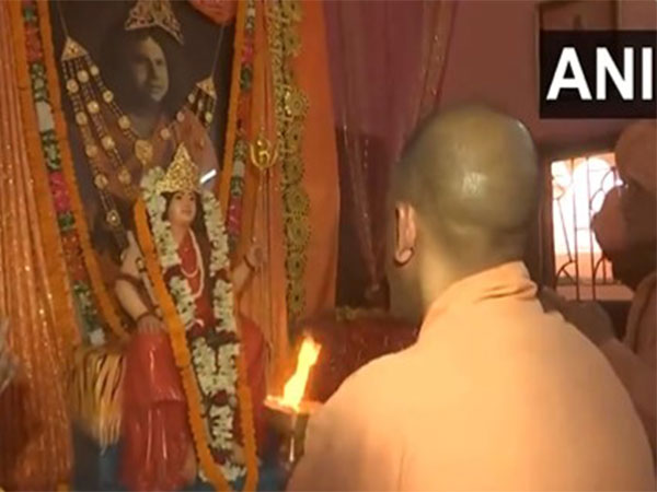 CM Yogi offers prayers at Bharat Sevashram in West Bengal's Birbhum (Photo/ANI)