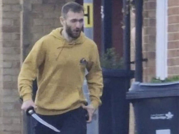 Man with sword in London. (Screengrab/ viral video)