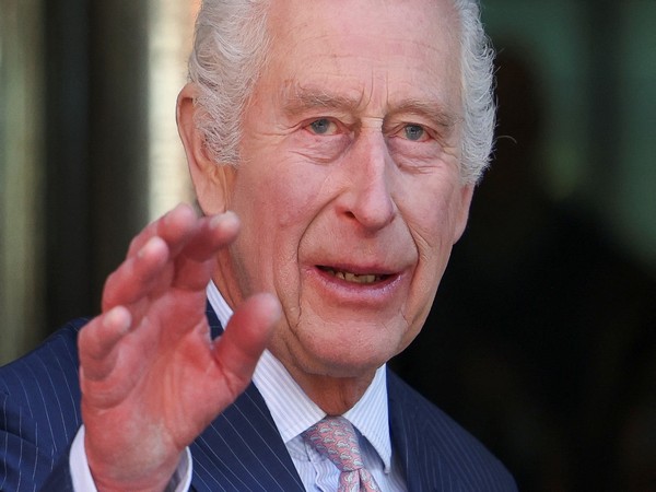 Britain's King Charles and Queen Camilla visit the University College Hospital Macmillan Cancer Centre, in London (Photo/Reuters)