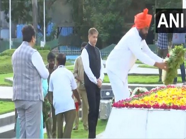 Maharashtra CM Eknath Shinde pay tribute to those who sacrificed their lives for the Samyukta Maharashtra Movement. (Photo/ANI)