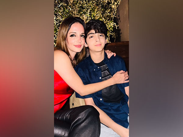  Sussanne Khan and her son (Image source: Instagram)