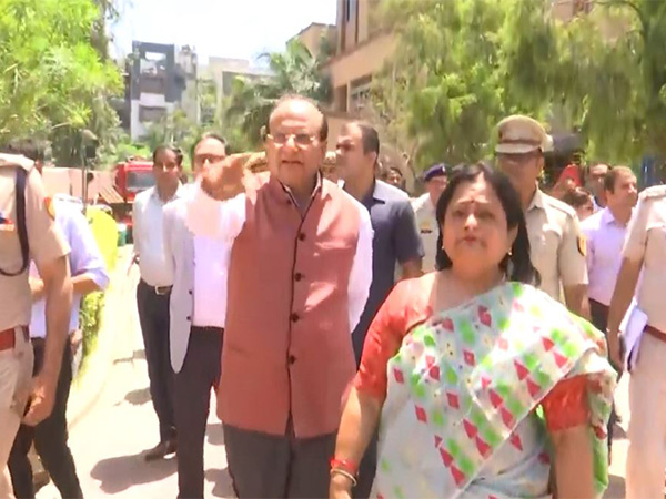 Delhi LG VK Saxena visiting school (Photo/ANI)