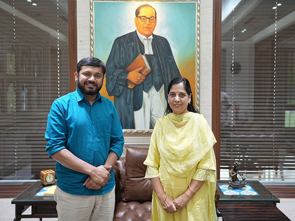 Kanhaiya Kumar meets Sunita Kejriwal at her residence in Delhi (Image/ ANI)