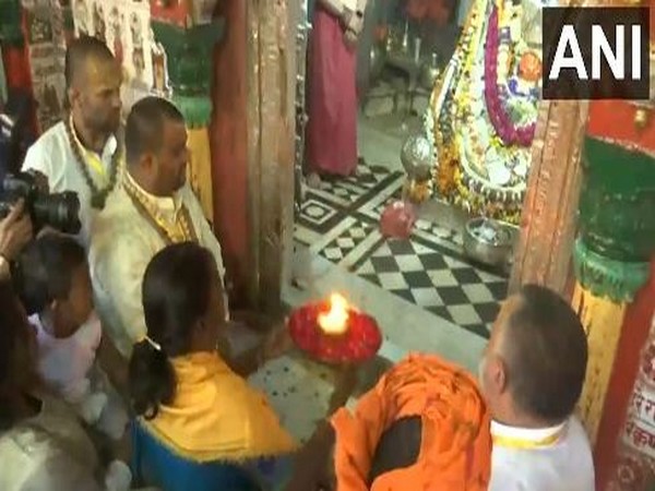 President Murmu offering prayers at Hanuman Garhi temple in Ayodhya (Photo/ANI)