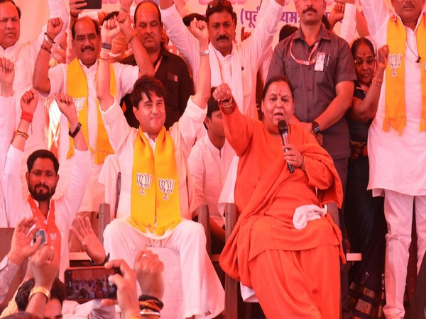 Union Minister Jyotiraditya Scindia and Former CM Uma Bharti (Photo/ANI)
