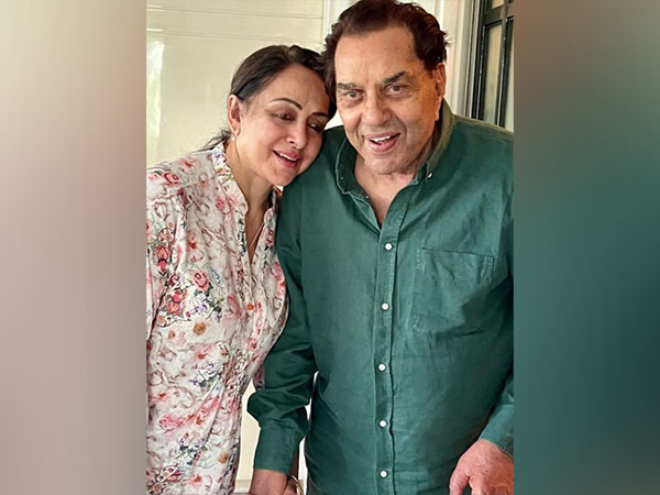 Veteran actors Dharmendra and Hema Malini (Image source: Instagram)