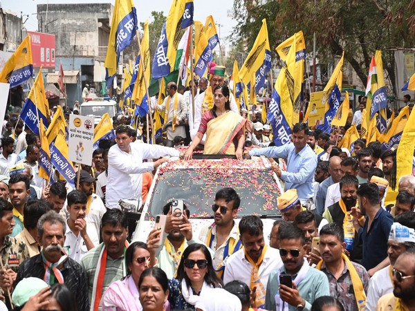 Sunita Kejriwal, Wife of Delhi Chief Minister Arvind Kejriwal (Photo/Twitter: @AamAadmiParty)