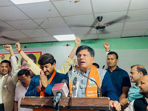 Union Minister Piyush Goyal and BJP candidate Manoj Tiwari (Photo/ANI)