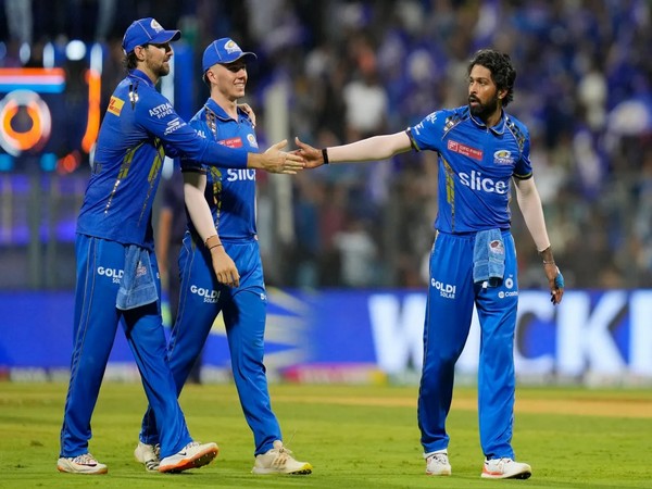MI skipper Hardik Pandya with teammates. (Picture: IPL)