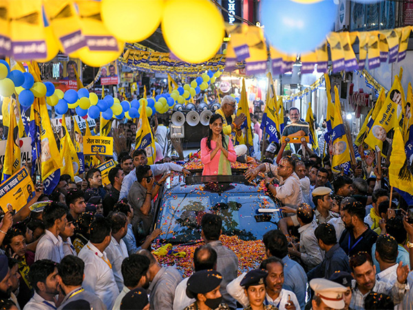 Sunita Kejriwal holds roadshow in support of AAP candidate Mahabal Mishra (Photo/ANI)