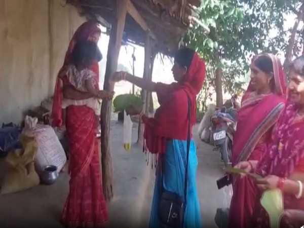Women from self-help groups distribute tamarind leaves and yellow rice in Balrampur (Photo/ANI)