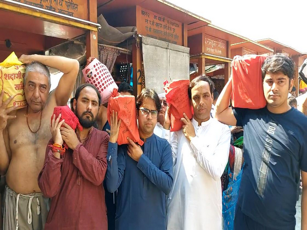 Pakistani Hindus immerse ashes of their loved ones at Ganga in Haridwar, Uttarakhand in India (Photo/ANI) 