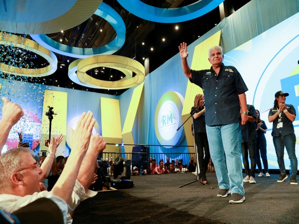 Presidential candidate Jose Raul Muline gestures to his supporters after he was declared the winner of the presidential elections (Photo/Reuters)