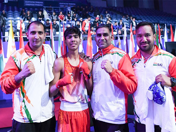 Aryan Hooda with his coaches. (Picture: BFI)