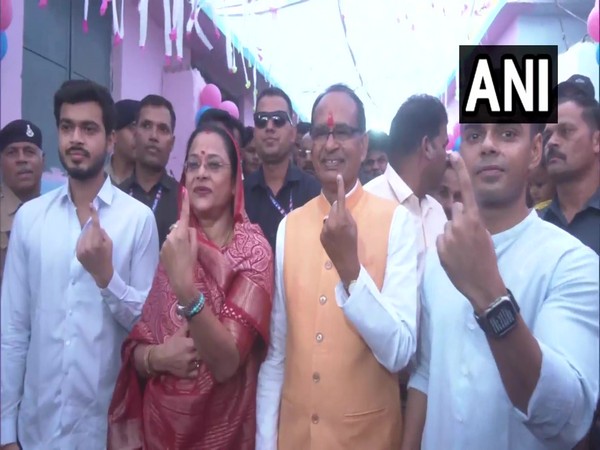 Shivraj Singh Chouhan with his family (Photo/ANI)