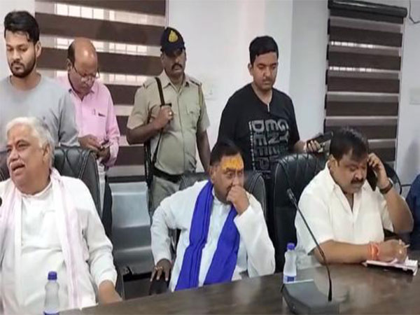 BJP nominee Shivmangal Singh Tomar (L), BSP's Ramesh Chandra Garg (M) and Congress’ Satyapal Singh Sikarwar (R) sitting in police lines (Photo/ANI)