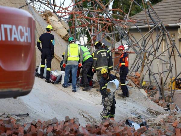 At least five killed, dozens trapped in building collapse in South Africa (Photo credits: Reuters)