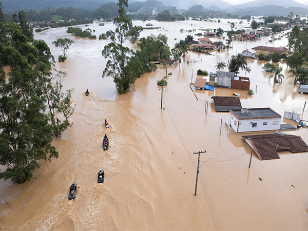 Flooding in southern Brazil strands hundreds, some rescued by helicopter (Photo credits: Reuters)